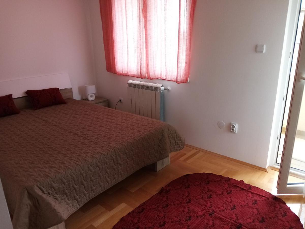 Apartman Maca Pirot Exteriör bild