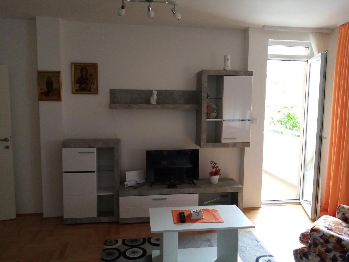 Apartman Maca Pirot Exteriör bild