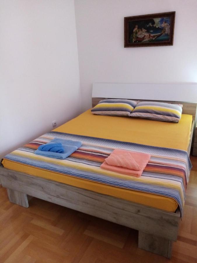 Apartman Maca Pirot Exteriör bild